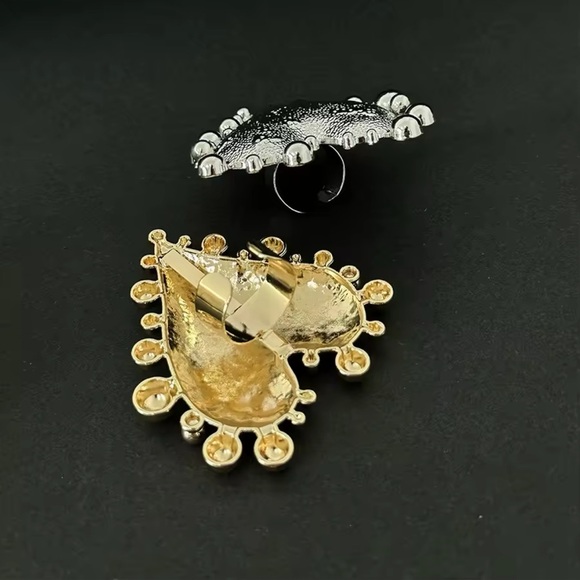 Bold Gold Heart Statement Ring | Adjustable Fit | Modern Baroque Style - Picture 4 of 8